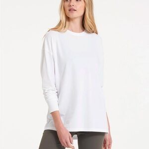 VUORI LONG-SLEEVE FEATHER TEE in White Size M